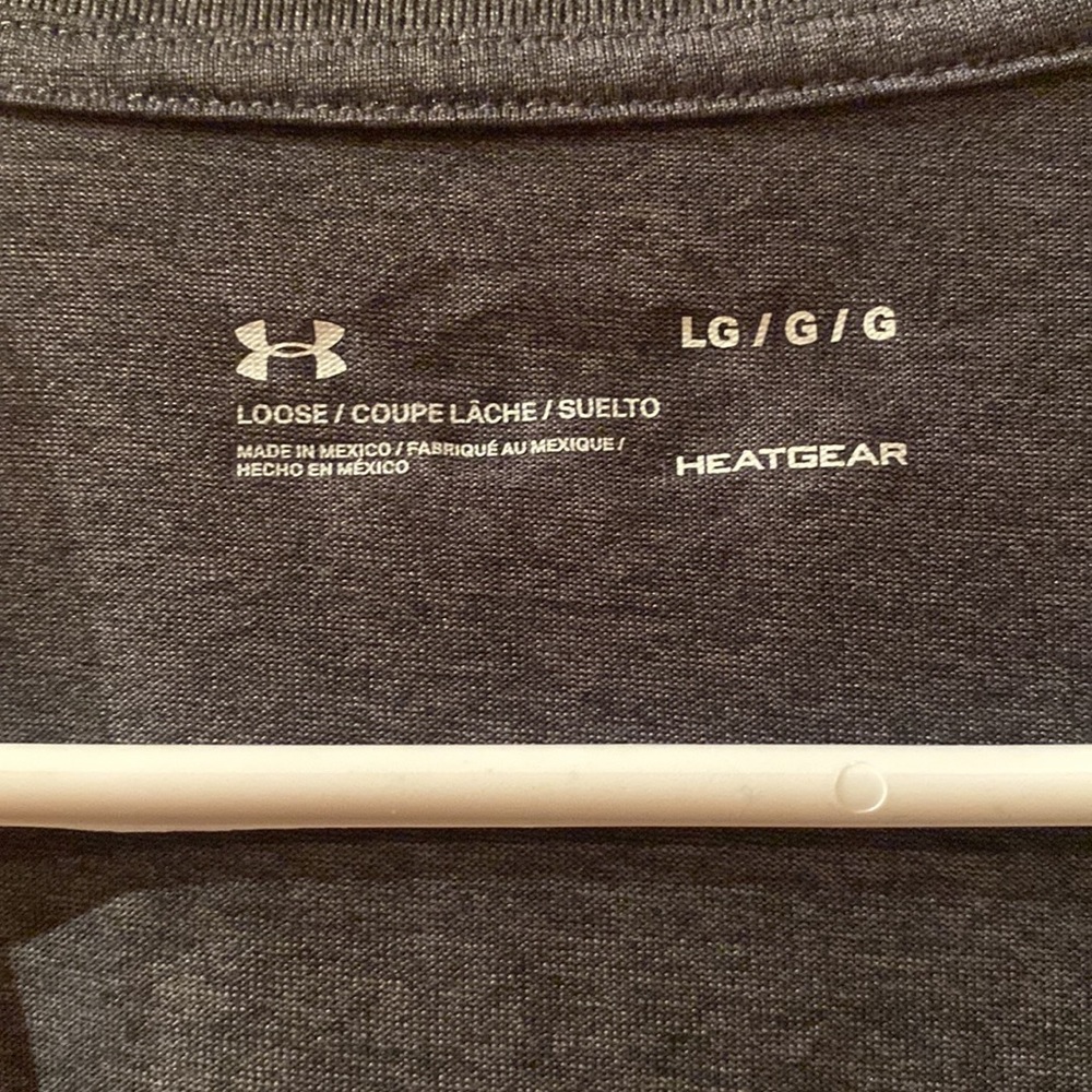 Under Armour Size Large short sleeve shirt dry fit material gray
